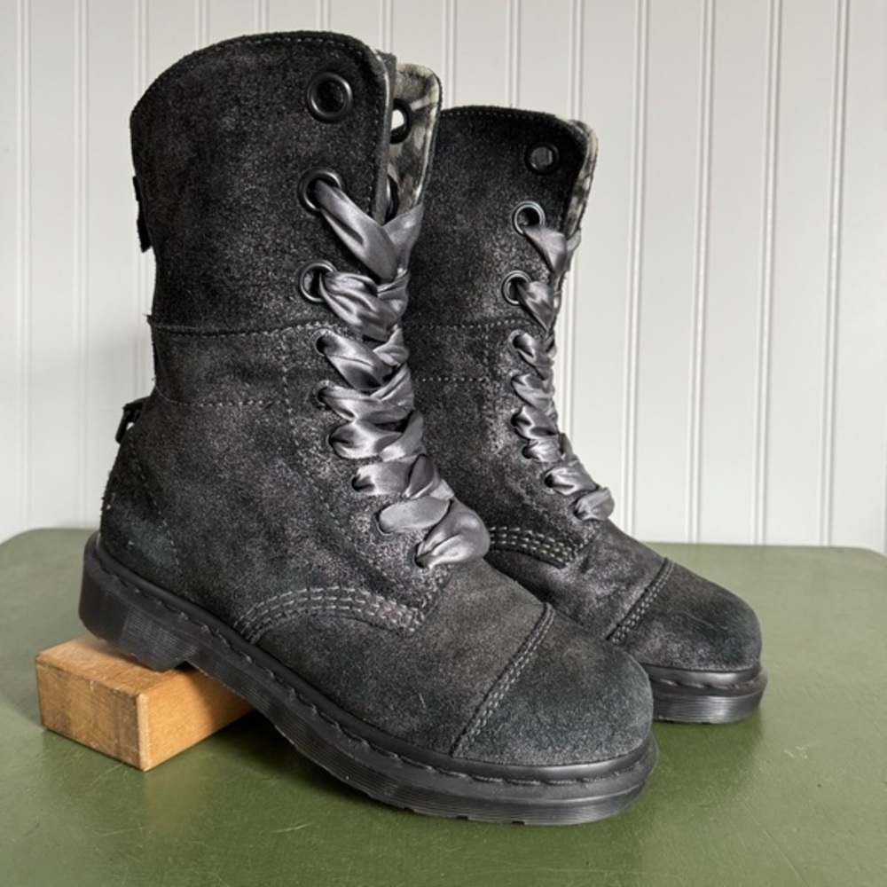 Dr Martens AIMILIE/AIMILITA 9 Eyelet Floral Fold Down Boots in Pewter Suede